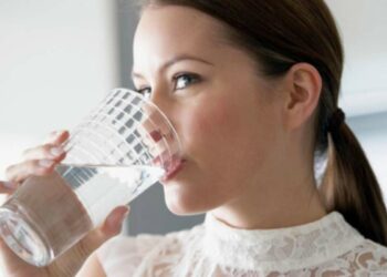 12 Benefits of Drinking Hot Water