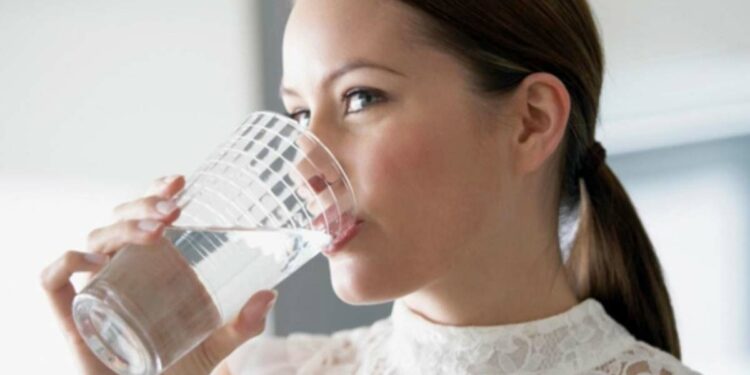 12 Benefits of Drinking Hot Water