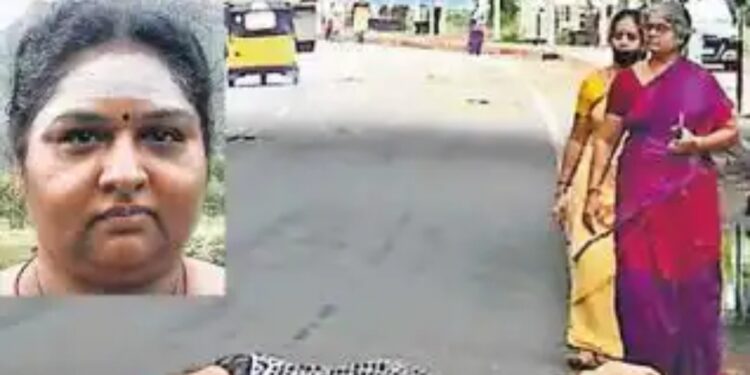 14 கி.மீ. அங்கப்பிரதட்சணம் செய்யும் பெண்