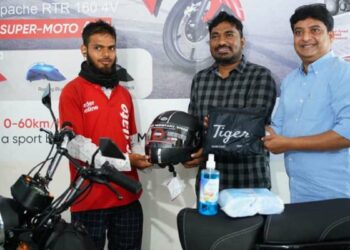 Delivery Boy Who Delivered Tea Within 15 Minutes Amid Heavy Rains Gets a new bike by fundraising