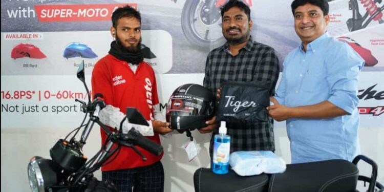 Delivery Boy Who Delivered Tea Within 15 Minutes Amid Heavy Rains Gets a new bike by fundraising