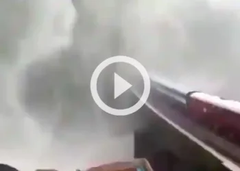 துத்ஸாகர் நீர்வீழ்ச்சிக்கு அருகே செல்லும் ரயிலின் அழகிய காட்சிகள்