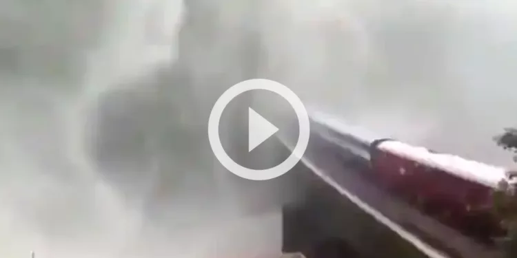 துத்ஸாகர் நீர்வீழ்ச்சிக்கு அருகே செல்லும் ரயிலின் அழகிய காட்சிகள்