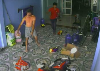 குழந்தையை நெருங்கும் பாம்பு - அடுத்து என்ன நடந்தது - Heartbreaking Viral video