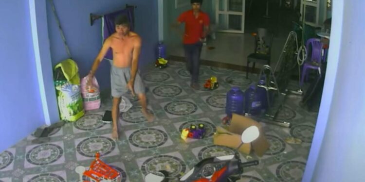 குழந்தையை நெருங்கும் பாம்பு - அடுத்து என்ன நடந்தது - Heartbreaking Viral video