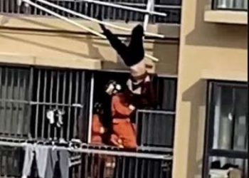 82 வயதான பெண்மணி 19வது மாடியில் தலைகீழாகத் தொங்குகிறார் வீடியோ