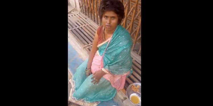 ஆங்கிலம் பேசி பிச்சை எடுக்கும் பட்டதாரி பெண்