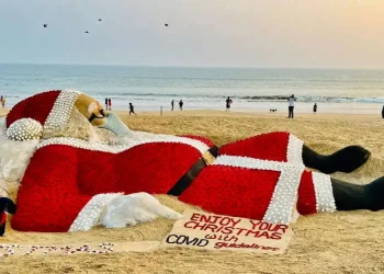 5,400 ரோஜாக்களைக் கொண்டு சாண்டா கிளாஸின் மணல் சிற்பம்