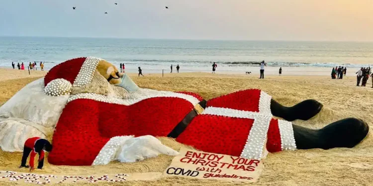 5,400 ரோஜாக்களைக் கொண்டு சாண்டா கிளாஸின் மணல் சிற்பம்