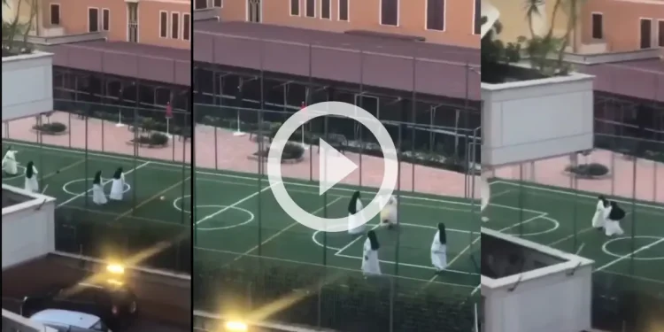 நான்கு கன்னியாஸ்திரிகள் விளையாடிய கால்பந்து வீடியோ