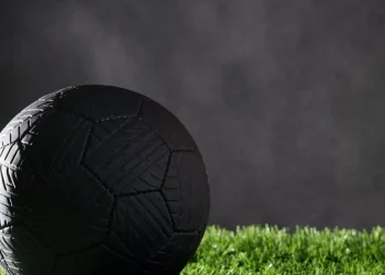 குஜராத்தில் வானத்தில் இருந்து விழும் கருப்பு உலோக பந்துகள்