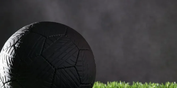 குஜராத்தில் வானத்தில் இருந்து விழும் கருப்பு உலோக பந்துகள்