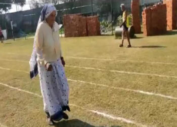 100 மீட்டர் ஓட்டப்பந்தயத்தை வெறும் 49 வினாடிகளில் முடித்த 80 வயது மூதாட்டி