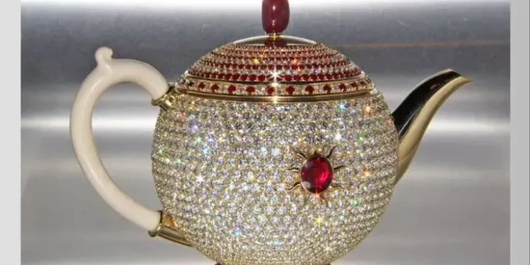 24 ரூபாய் கோடி மதிப்புள்ள தேநீர் குடுவை